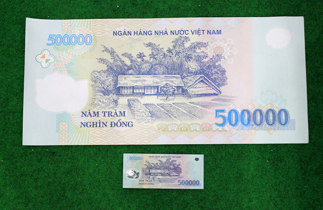 Tờ tiền Việt Nam đầy màu sắc và tinh tế luôn là niềm tự hào của người dân Việt Nam. Những hình ảnh độc đáo trên mỗi tem tiền như hình hoa sen, con chim đại bàng hay tác phẩm kiến trúc cổ kính rất đáng để xem và sưu tập.