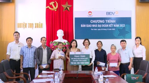 trao tien.jpg